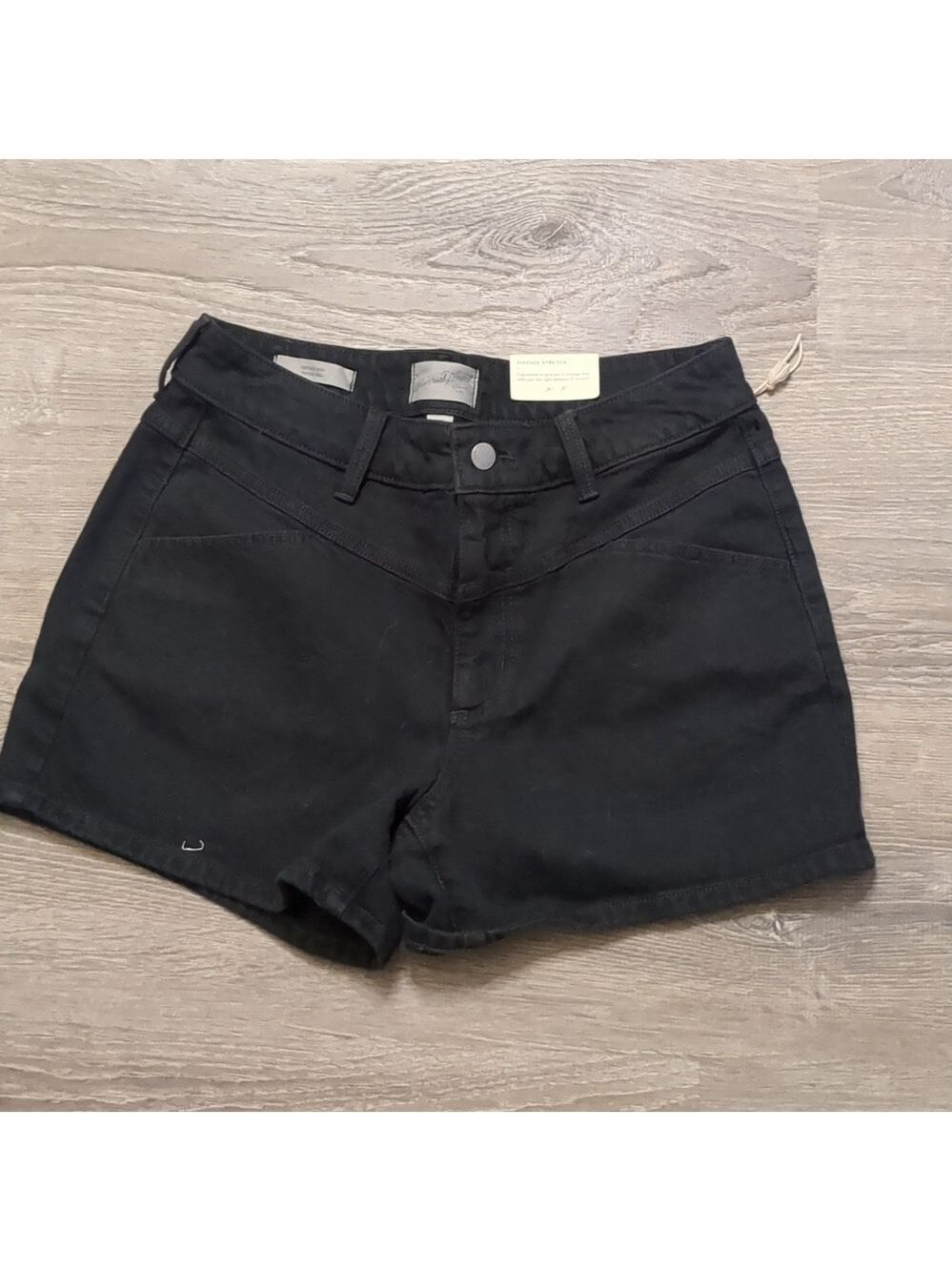 Universal threads vintage midi jean shorts size 6/28